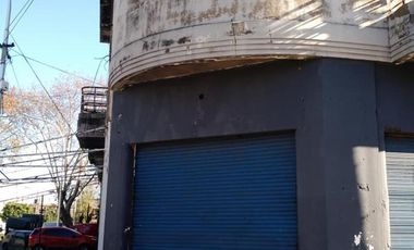DEPTO DE 4 AMBIENTES EN PLANTA ALTA CON LOCAL EN PLANTA BAJA AMPLIO BUENA UBICACION IDEAL INVERSOR