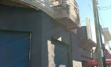 DEPTO DE 4 AMBIENTES EN PLANTA ALTA CON LOCAL EN PLANTA BAJA AMPLIO BUENA UBICACION IDEAL INVERSOR