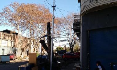 DEPTO DE 4 AMBIENTES EN PLANTA ALTA CON LOCAL EN PLANTA BAJA AMPLIO BUENA UBICACION IDEAL INVERSOR