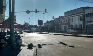 DEPTO DE 4 AMBIENTES EN PLANTA ALTA CON LOCAL EN PLANTA BAJA AMPLIO BUENA UBICACION IDEAL INVERSOR
