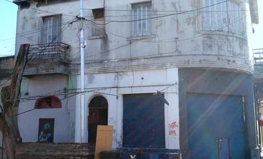 DEPTO DE 4 AMBIENTES EN PLANTA ALTA CON LOCAL EN PLANTA BAJA AMPLIO BUENA UBICACION IDEAL INVERSOR
