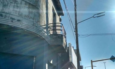 DEPTO DE 4 AMBIENTES EN PLANTA ALTA CON LOCAL EN PLANTA BAJA AMPLIO BUENA UBICACION IDEAL INVERSOR
