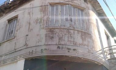 DEPTO DE 4 AMBIENTES EN PLANTA ALTA CON LOCAL EN PLANTA BAJA AMPLIO BUENA UBICACION IDEAL INVERSOR