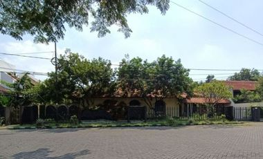 Rumah asri Di Jl. Prapen Indah Surabaya, Strategis