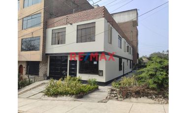 Oportunidad En Ate: Casa De 2 Pisos Con Azotea Y Proyección Para 5 Pisos