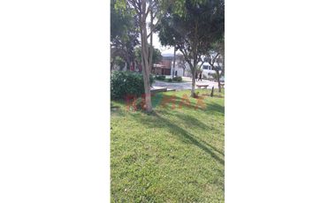 Oportunidad En Ate: Casa De 2 Pisos Con Azotea Y Proyección Para 5 Pisos