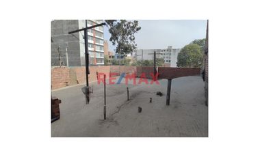 Oportunidad En Ate: Casa De 2 Pisos Con Azotea Y Proyección Para 5 Pisos