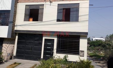 Oportunidad En Ate: Casa De 2 Pisos Con Azotea Y Proyección Para 5 Pisos