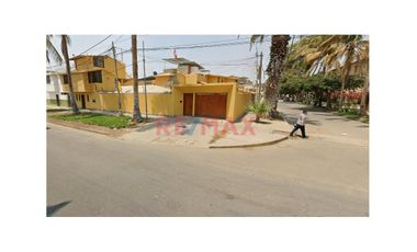 Se vende espectacular casa en esquina ubicada en la Urb. 04 de Enero, a pocos minutos del centro de Piura. Con un terreno de más de 453.68 m², esta pr