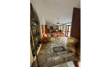Se vende espectacular casa en esquina ubicada en la Urb. 04 de Enero, a pocos minutos del centro de Piura. Con un terreno de más de 453.68 m², esta pr