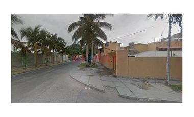 Se vende espectacular casa en esquina ubicada en la Urb. 04 de Enero, a pocos minutos del centro de Piura. Con un terreno de más de 453.68 m², esta pr