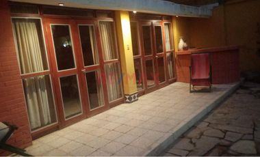 Se vende espectacular casa en esquina ubicada en la Urb. 04 de Enero, a pocos minutos del centro de Piura. Con un terreno de más de 453.68 m², esta pr
