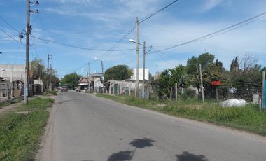 Casa de tres dormitorios sobre asfalto y gas natural en Ingeniero Allan, Varela