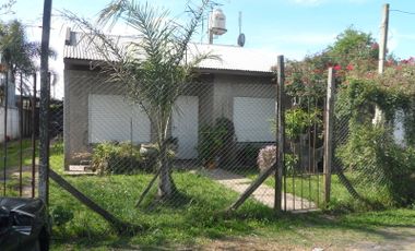 Casa de tres dormitorios sobre asfalto y gas natural en Ingeniero Allan, Varela