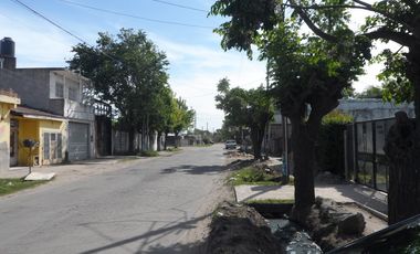 Casa de tres dormitorios sobre asfalto y gas natural en Ingeniero Allan, Varela