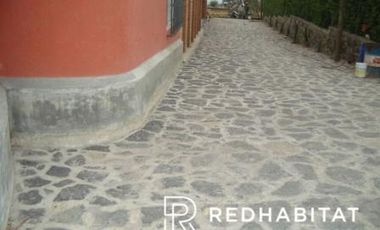 Linda casa rodeada de jardín respira aire limpio y vive en total tranquilidad