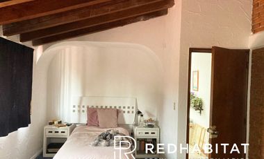 Linda casa rodeada de jardín respira aire limpio y vive en total tranquilidad