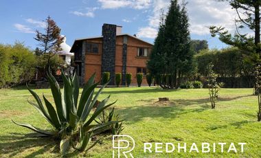 Linda casa rodeada de jardín respira aire limpio y vive en total tranquilidad
