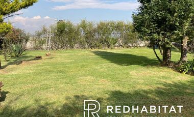 Linda casa rodeada de jardín respira aire limpio y vive en total tranquilidad