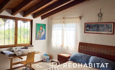 Linda casa rodeada de jardín respira aire limpio y vive en total tranquilidad