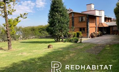 Linda casa rodeada de jardín respira aire limpio y vive en total tranquilidad
