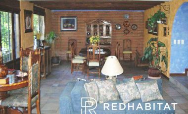 Linda casa rodeada de jardín respira aire limpio y vive en total tranquilidad
