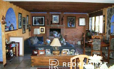Linda casa rodeada de jardín respira aire limpio y vive en total tranquilidad