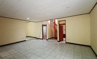 Di Sewakan Rumah Strategis 4 Kamar Cocok Untuk Kantor di Jl. Turangga Bandung