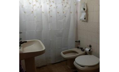 CHALET 5 AMPLIOS AMBIENTES CON EXTENSO PARQUE