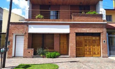 CHALET 5 AMPLIOS AMBIENTES CON EXTENSO PARQUE