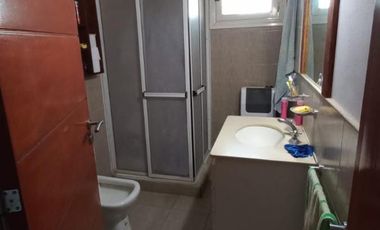 HERMOSA PH MODERNO  EN VENTA CON ENTRADA DE AUTOS Y PARQUE