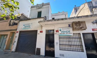 Casa ex municipal sobre lote de 8.66x12.70 en foco comercial de Liniers.