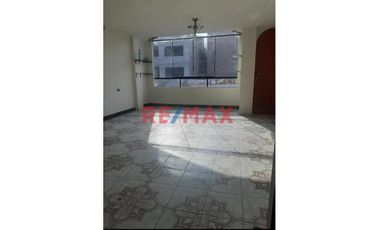 Se Vende Amplia Casa De 3 Pisos En San Juan De Lurigancho