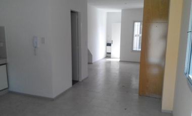 MONOAMBIENTE CON PATIO EN PLANTA BAJA , COMPLEJO CON PISCINA . TACUARI 255 TIGRE. NO PAGA EXPENSAS , NI ABL