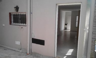 MONOAMBIENTE CON PATIO EN PLANTA BAJA , COMPLEJO CON PISCINA . TACUARI 255 TIGRE. NO PAGA EXPENSAS , NI ABL