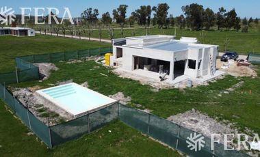 Venta de Casa 4 ambientes con  piscina en Campos de Roca 2 (28801)