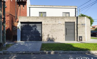 Departamento tipo casa para 2 familias con jardin, patio y parrilla