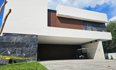 Casa de 5 recamaras una de ellas en PLANTA BAJA en Yucatán Country Club