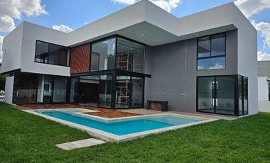 Casa de 5 recamaras una de ellas en PLANTA BAJA en Yucatán Country Club