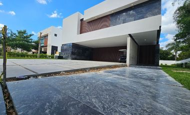 Casa de 5 recamaras una de ellas en PLANTA BAJA en Yucatán Country Club