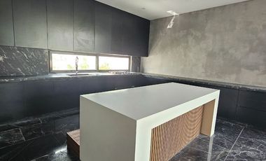 Casa de 5 recamaras una de ellas en PLANTA BAJA en Yucatán Country Club