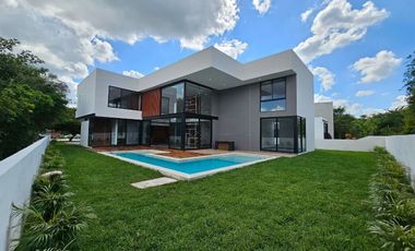 Casa de 5 recamaras una de ellas en PLANTA BAJA en Yucatán Country Club