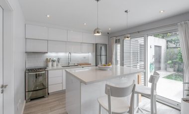 EN VENTA - CASA DE 4 DORMITORIOS CON  ESPACIO DE GUARDADO VEHICULAR Y PATIO – FISHERTON