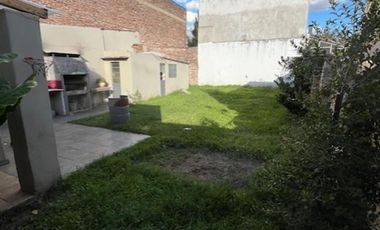 CASA AL FRENTE 3 AMBIENTES CON FONDO LIBRE - SANTOS LUGARES - NUEVO VALOR