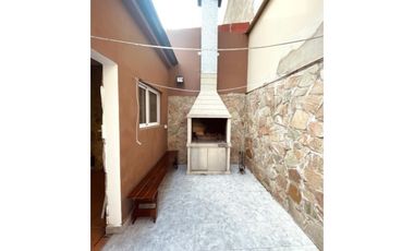 VENTA HERMOSA CASA EN PH 4 AMB. PATIO CON PARRILLA. GARAGE.PERMUTA