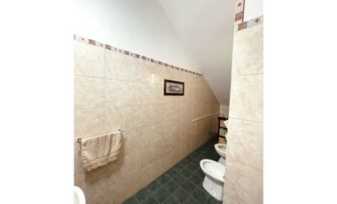 VENTA HERMOSA CASA EN PH 4 AMB. PATIO CON PARRILLA. GARAGE.PERMUTA