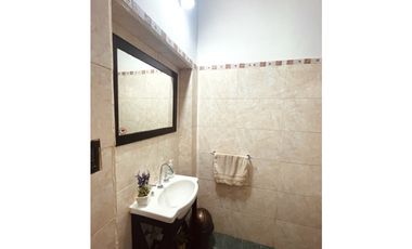 VENTA HERMOSA CASA EN PH 4 AMB. PATIO CON PARRILLA. GARAGE.PERMUTA