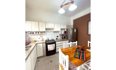 VENTA HERMOSA CASA EN PH 4 AMB. PATIO CON PARRILLA. GARAGE.PERMUTA