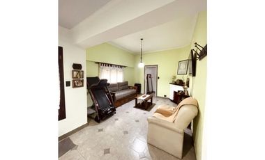 VENTA HERMOSA CASA EN PH 4 AMB. PATIO CON PARRILLA. GARAGE.PERMUTA