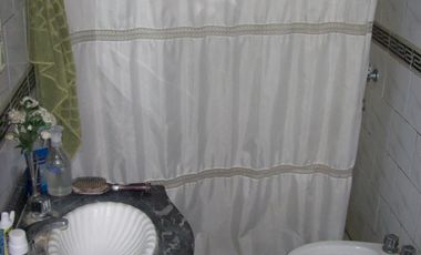 VENTA URGENTE... EN BLOQUE CASA 4 AMBIENTE MAS DPTO 3 AMBIENTES.